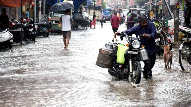 mumbai-rain-2-vistara-flights-diverted-due-to-bad-weather-imd-issues-yellow-alert-for-showers-till-july-24-check-forecast